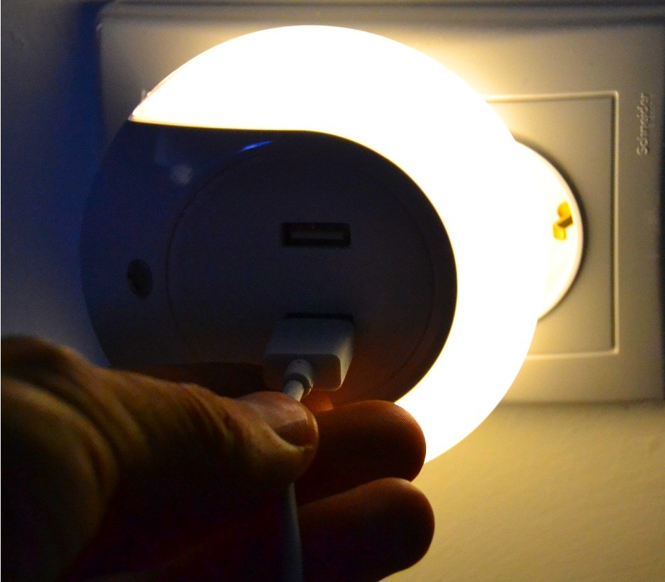 Review incarcator USB dublu cu lampa LED