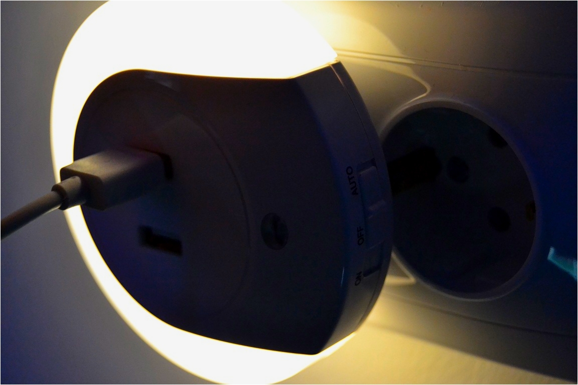 Review incarcator USB dublu cu lampa LED