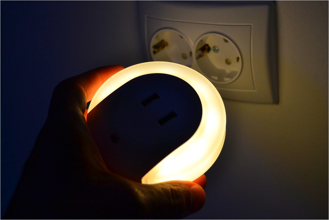 Review incarcator USB dublu cu lampa LED