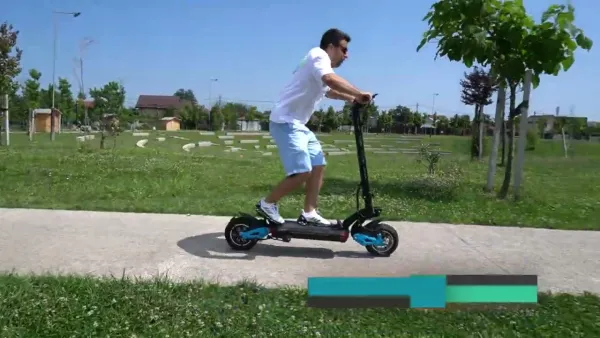 Preview image for the video "Trotineta electrica pliabila RYDE 1200 Titan, viteza maxima 60Km/h, autonomie 70km". Preview image for the video "Trotineta electrica pliabila RYDE 1200 Titan, viteza maxima 60Km/h, autonomie 70km".