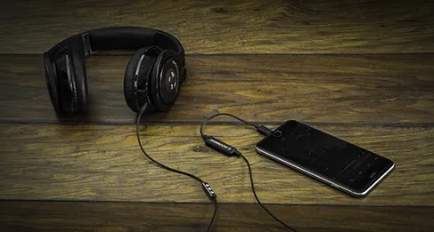 I3AAC_headphones_Iphone_LS_487.jpg