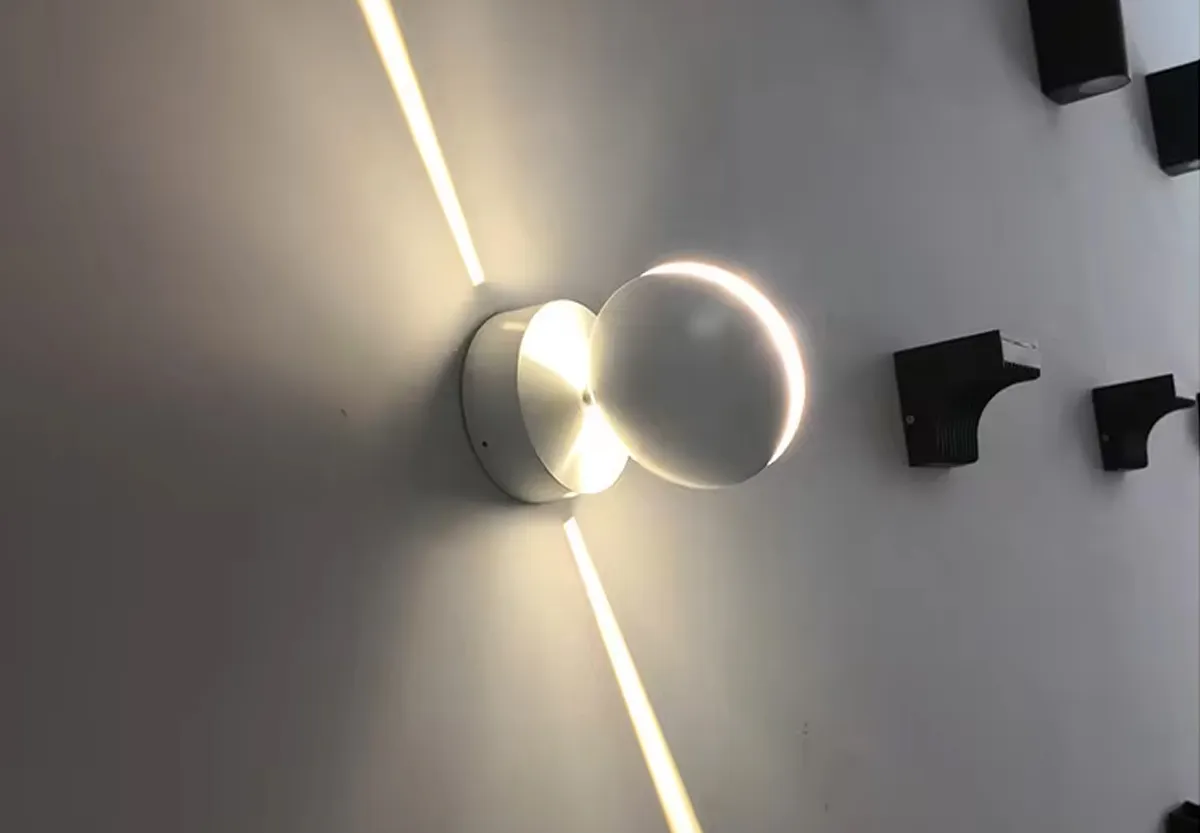 aplica-perete-cu-reflector-led-d3.jpg