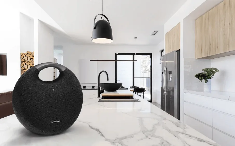 harman_kardon_onyx_studio_6_black_lifestyle_904x560px.png