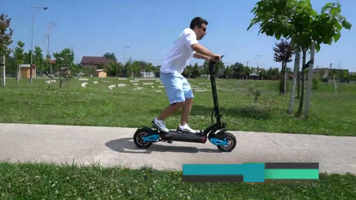 Preview image for the video "Trotineta electrica pliabila RYDE 1200 Titan, viteza maxima 60Km/h, autonomie 70km". Preview image for the video "Trotineta electrica pliabila RYDE 1200 Titan, viteza maxima 60Km/h, autonomie 70km".